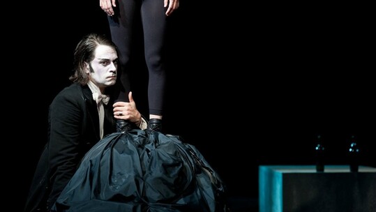 Τρεις ανδρικές ερμηνείες που ξεχωρίζουν στις αθηναϊκές παραστάσεις