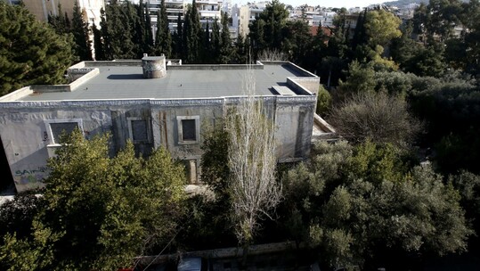 Περπατώντας αυτές τις μέρες στον κήπο της Βίλας Ιόλα: Let's Supper, Mr. Iolas | Resurrection RE