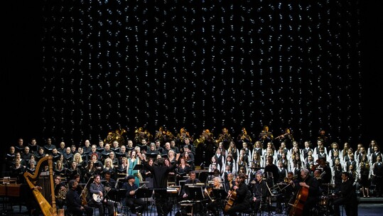 Η «Εποχή της Μελισσάνθης» με φόντο μια εντυπωσιακή εγκατάσταση του Γιάννη Κουνέλλη στη Λυρική