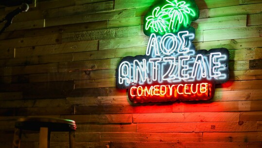 ΛΟΣΑΝΤΖΕΛΕ: Το αυθεντικό comedy club της Αθήνας υποδέχεται τη νέα σεζόν με ένα δυναμικό πρόγραμμα
