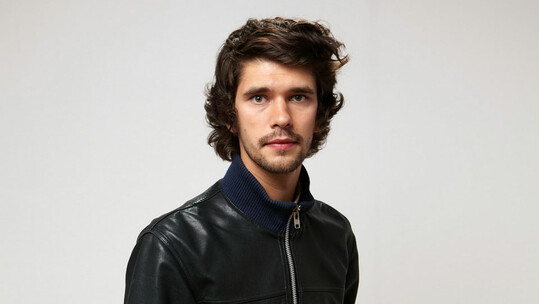 Τζέισον Κλαρκ και Μπεν Γουίσο στη νέα ταινία του Λάνθιμου