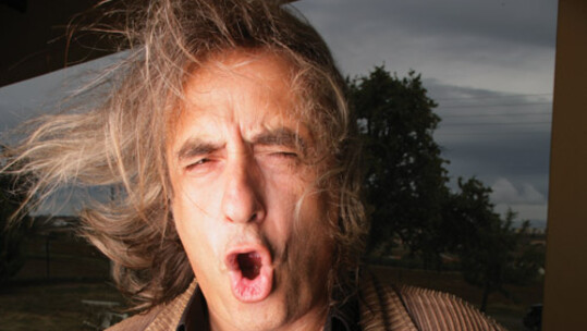 O Γιάννης Αγγελάκας στο Θέατρο Βράχων