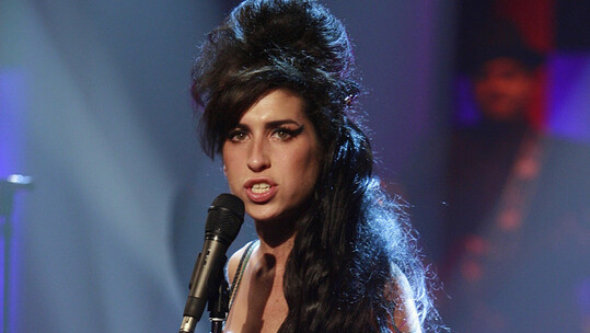 Η Amy Winehouse ξαναζωντανεύει και μας τραγουδά!