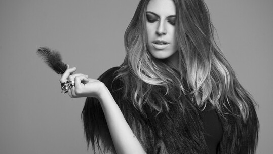 H Angelika Dusk σε μια ζωντανή εμφάνιση στο Bookabar