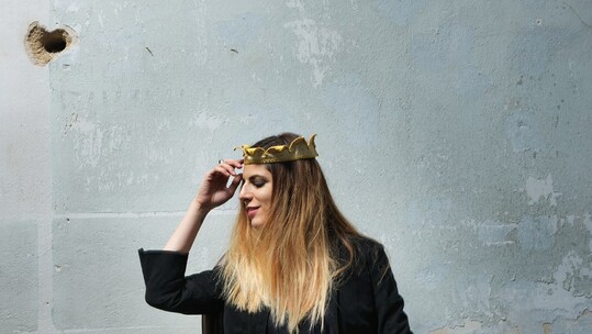 Πρώτη προβολή στο LIFO.gr: Angelika Dusk - Marionette