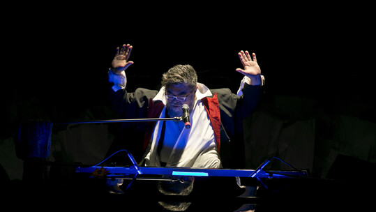 Η παράσταση του Σταμάτη Κραουνάκη «Ολοι Ένα» επιστρέφει στην Αθήνα