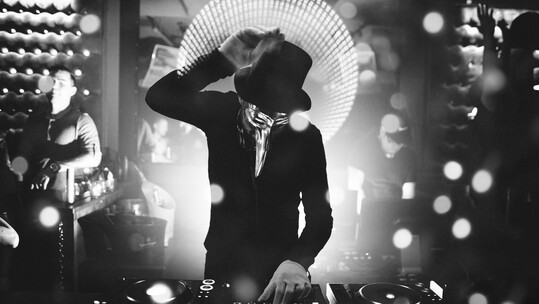 Ο Claptone είναι ο πιο μυστήριος εκπρόσωπος της house - και όχι μόνο λόγω της μάσκας του