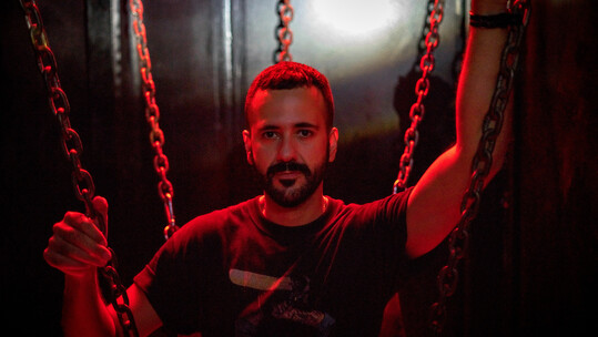 Η Alexander Sauna μετατρέπεται για ένα απόγευμα σε χώρο τέχνης για ένα ιδιότυπο πάρτι