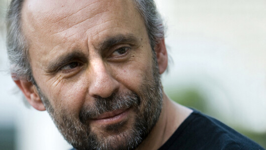 Ο Σωτήρης Χατζάκης μεταμορφώνεται σε Ντμίτρι Σοστακόβιτς στη σκηνή του Μεγάρου