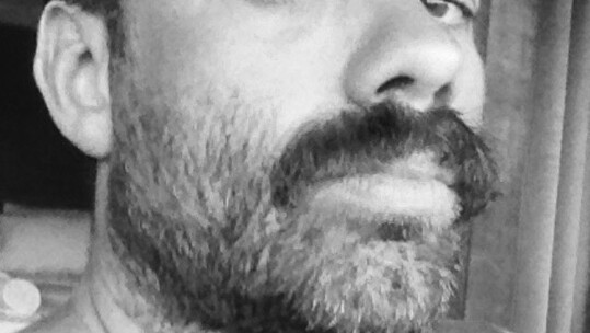 Ben Fuog: «Εκπλήσσομαι με τους ταξιτζήδες που δυσανασχετούν όταν τους λέω ότι πάω στα Εξάρχεια»