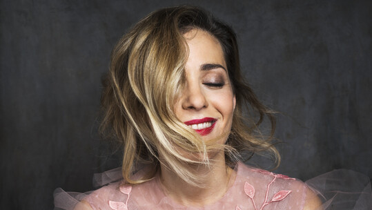 Μόλις κυκλοφόρησε το επίσημο βιντεοκλίπ για το «Εν Λευκώ» της Νατάσσας Μποφίλιου