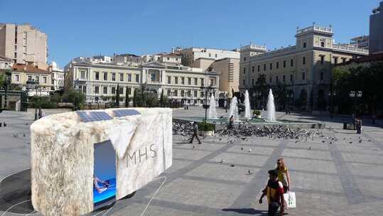 Αυτή είναι η εγκατάσταση της Μπιενάλε που θα δροσίσει το κέντρο της Αθήνας
