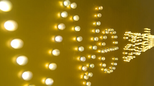 Ο Νίκος Ναυρίδης στη νέα του ατομική έκθεση επιλέγει φράσεις του Μπέκετ σαν «χαϊκού»