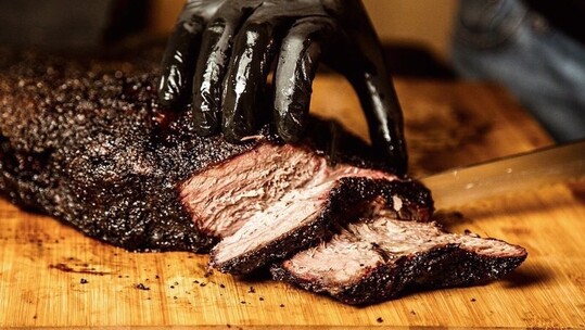 Το Fine Mess Smokehouse στο Κολωνάκι μας συστήνει το αυθεντικό barbecue