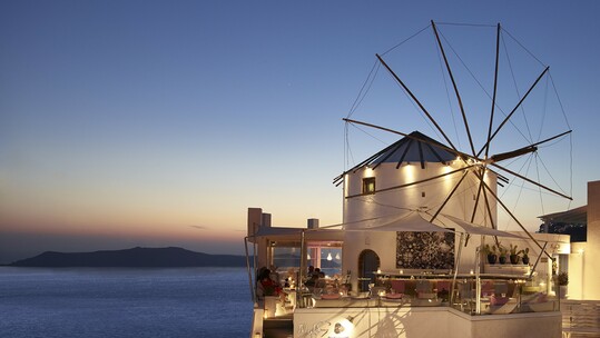 Νέος σεφ στο Mylos Bar Restaurant της Σαντορίνης