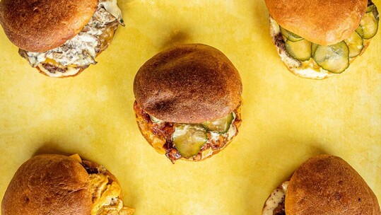 Το Smash’n Bun γράφει το νέο success story στο αυθεντικό street food με το ζουμερό Smash burger, το τραγανό Κorean fried chicken και το απολαυστικό grilled cheese sandwich κι ανατρέπει τα δεδομένα