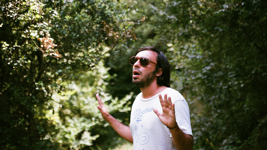 Ο Prins Obi ετοιμάζεται να χιτάρει με τον «Αθηνέζο»