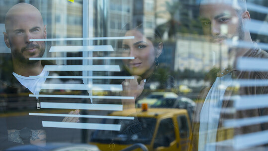 «ΑΚΟΜΑ ΠΙΟ ΚΟΝΤΑ» ΑΠΟ ΤΟΥΣ REC ΕΝΑ ΤΡΑΓΟΥΔΙ ΓΙΑ ΤΗΝ ΠΑΝΔΗΜΙΑ