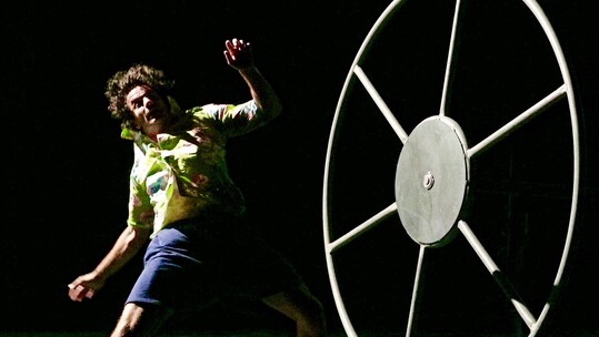 "9.25"  από την ομάδα χορού και ακροβασίας  «Κι όμΩς κινείται»