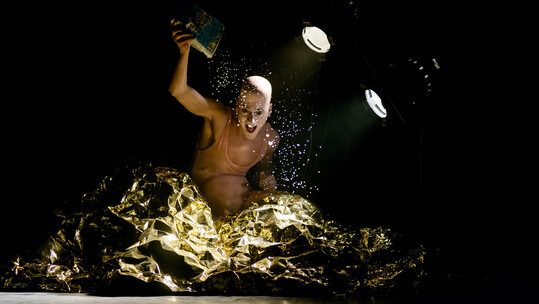 Τιτάνες του Ευριπίδη Λασκαρίδη | Ανάμεσα στο φως και το σκοτάδι