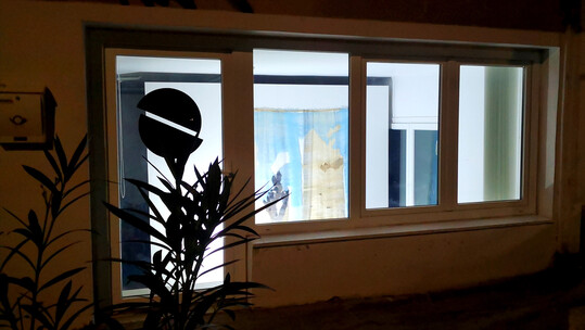 “Suddenly, there's a valley” αυτό είναι το νεο έργο στη Βιτρίνα