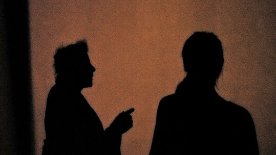 Θέατρο Όροφως | «Μαμά» της Μάρτα Μπαρσελό | Σκηνοθεσία Ιόλη Ανδρεάδη | Πρεμιέρα 29 Ιανουαρίου