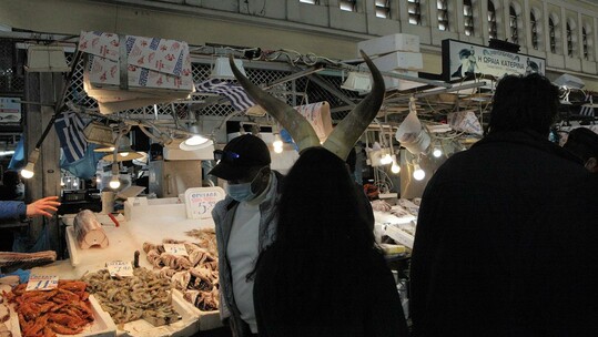 Ο Άρης Μπινιάρης παρουσιάζει το Θείο Τραγί δέκα χρόνια μετά 