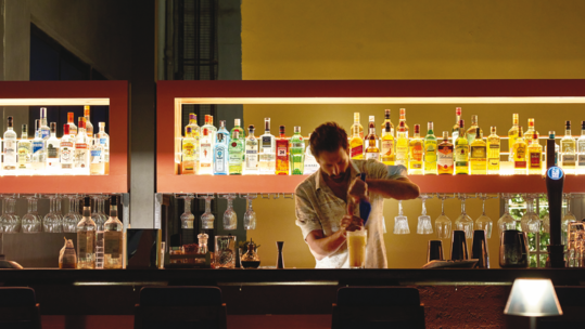 Olympias Rooftop Bar: Το ιστορικό κτίριο του εκατόχρονου πρώην ξενοδοχείου Olympias ανακαινίστηκε και προσφέρει μια μοναδική εμπειρία διασκέδασης.