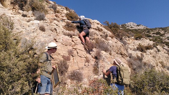  Σιφνίων χώρα | Ιχνηλατώντας το τοπίο της αρχαίας Σίφνου σε μια έκθεση στο Παλαιό Σχολείο Κάστρου Σίφνου