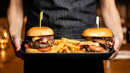 Η Ολυμπιάδα των burger επιστρέφει στην Αθήνα με κορυφαίο μουσικό line-up