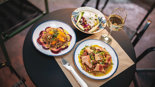 Το Λούβρον: Το σύγχρονο καφενείο του Παγκρατίου σερβίρει μια γεύση από παράδοση.