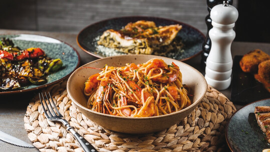 ZOUZOU Μαγειρέματα: Ένα σύγχρονο μαγειρείο που συγκεντρώνει όσους αναζητούν καθημερινά σπιτικές γεύσεις.