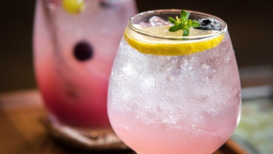 To Schweppes Pink Grapefruit διοργανώνει τα πιο απροσδόκητα Secret Parties της πόλης και σε καλεί να τα ανακαλύψεις