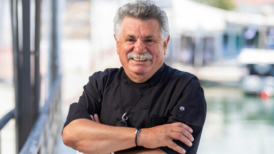 Varoulko Seaside: Σερβίρει την ουσία της ελληνικής γαστρονομίας.