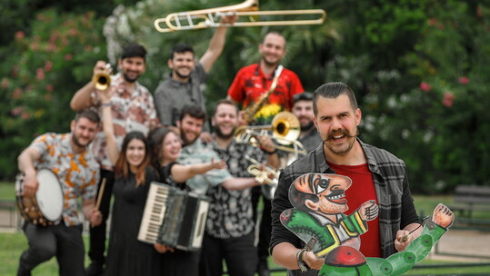 4 ακόμα σταθμοί για το «Το λεωφορείο του Καραγκιόζη»