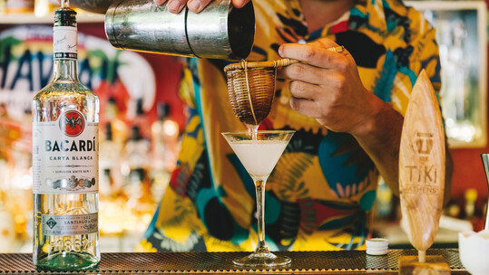 Daquiri, το ποτό που μας χαρίζει στιγμές δροσιάς στο πιο Tiki Bar της πόλης