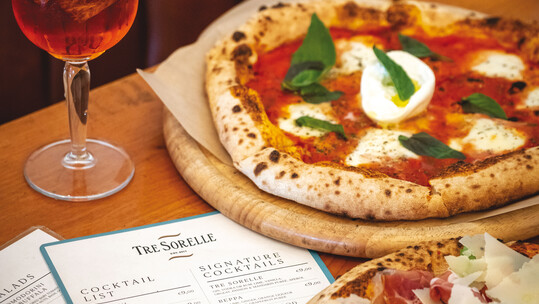 Tre Sorelle: Πέντε χρόνια δημιουργεί αυθεντική ναπολιτάνικη πίτσα με χειροποίητη προζύμη