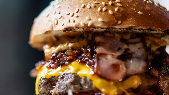 Ο Σταύρος Βαρθαλίτης δημιουργεί το νέο limited-edition burger των PAX και φωνάζει «Ω να σου!»