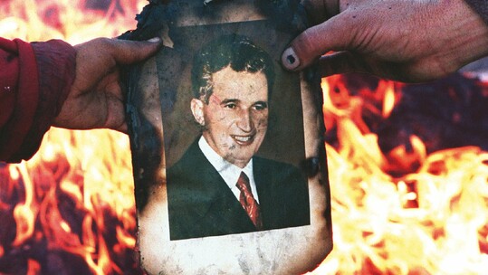 «Δυο πορτοκάλια για τα Χριστούγεννα»: Μια παράσταση για τις τελευταίες ημέρες της δικτατορίας Τσαουσέσκου