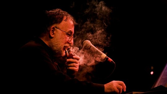 «Τους προβολείς στήσε»: Αφιέρωμα στον Θάνο Μικρούτσικο στο Μέγαρο Μουσικής Αθηνών