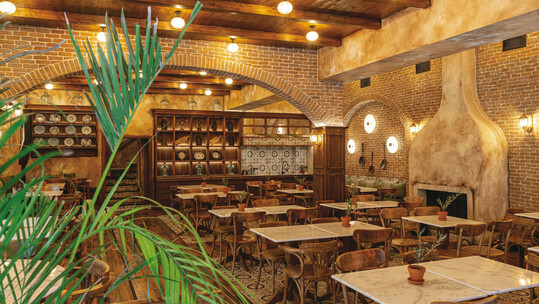 Στα γραφικά στενά της Πλάκας η Ανεφάνη σας περιμένει για τις γιορτές