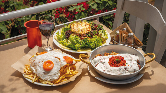 Άμπελος κρεατοφαγείον: Το νέο στέκι στα Πατήσια για τους λάτρεις της ελληνικής παράδοσης