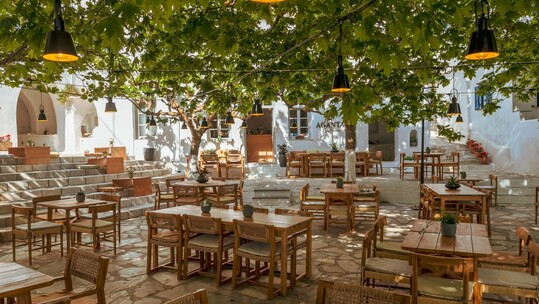 Επισκεφθήκαμε το γνωστό γαστροκαφενέ στην Τήνο και αυτά είναι τα τα Must-Try Πιάτα που λατρέψαμε