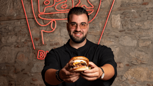 ΠΑΞΜΑΝ @ PAX Burgers: To νέο smashed burger του Σταύρου Βαρθαλίτη θα σε κάνει να το ζητάς ξανά και ξανά