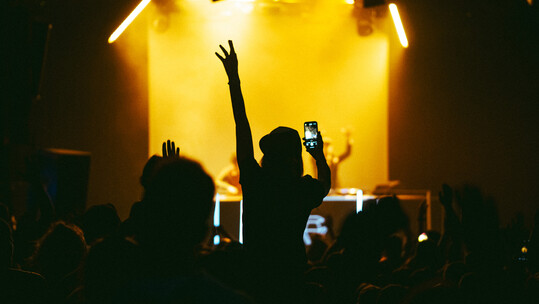 L’Entourloop: Όταν το Σαββατόβραδο γίνεται πάρτι με ατελείωτο groove 