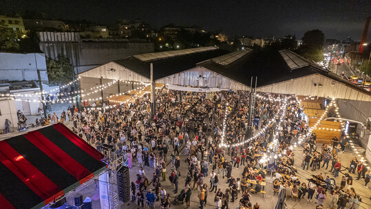 Beer Factory Festival: Η καρδιά της Αθήνας θα “αφρίσει” και θα μυρίσει κριθάρι, μαγιά και λυκίσκο