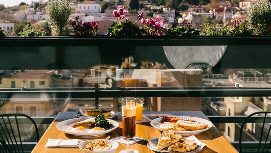 Η Αθηναϊκή Ταράτσα παρουσιάζει το νέο της παραδοσιακό ελληνικό πρωινό