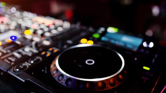 Η Άντζυ Καραγιάννη στα decks του «Στυλ» για μια αξέχαστη μουσική εμπειρία