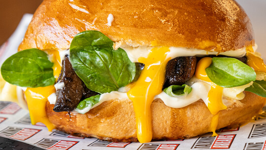 Talking Breads: Το νέο rock street food spot στο Σύνταγμα που θα γίνει στέκι σου