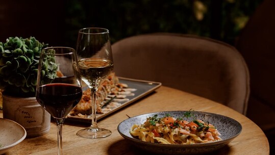 Παραμονή Χριστουγέννων στο Αmber και το Chalet με μουσικές και το πιο ξεχωριστό μενού